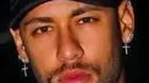 鹿晗关晓彤短暂相聚后离别，同戴情侣帽流露依依不舍之情